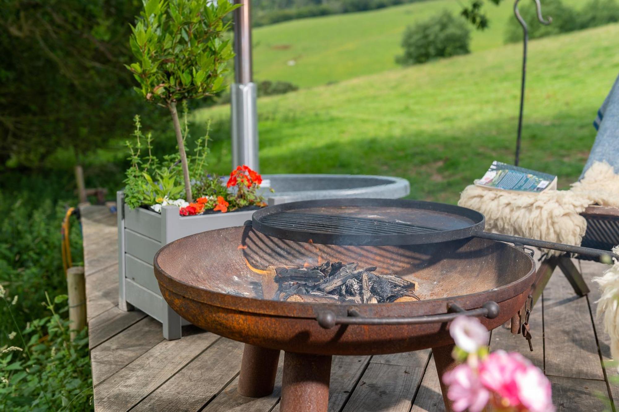 Tilbury Shepherd Huts With Hot Tubs Plus Holiday Cottages West Bagborough ภายนอก รูปภาพ